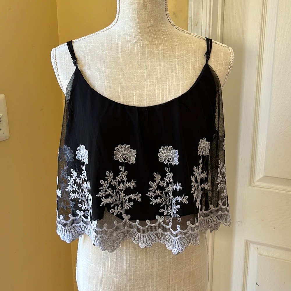 Forever 21 Black floral crop top, Size M
